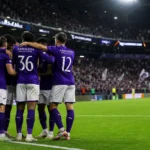 Anderlecht-spelers vieren samen op het veld na een Europese wedstrijd.