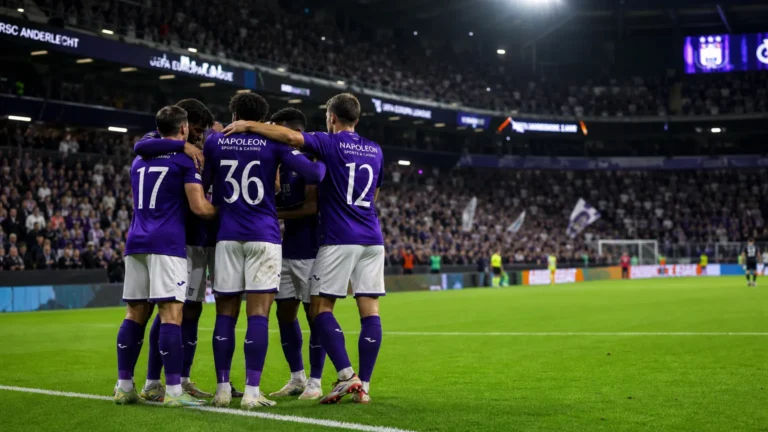 Anderlecht-spelers vieren samen op het veld na een Europese wedstrijd.