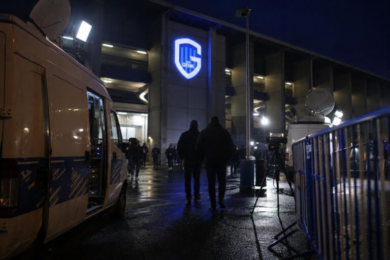 Gespannen stadionomgeving bij KRC Genk rond een mogelijke trainerswissel