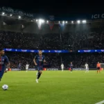 Breed wedstrijdbeeld van Paris Saint-Germain in actie in het Parc des Princes.