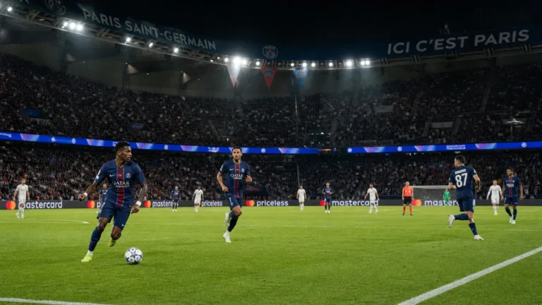 Breed wedstrijdbeeld van Paris Saint-Germain in actie in het Parc des Princes.