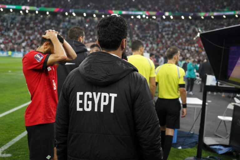 Tense stadionbeeld rond de arbitragecontroverse na Egypte tegen Argentinië op het WK