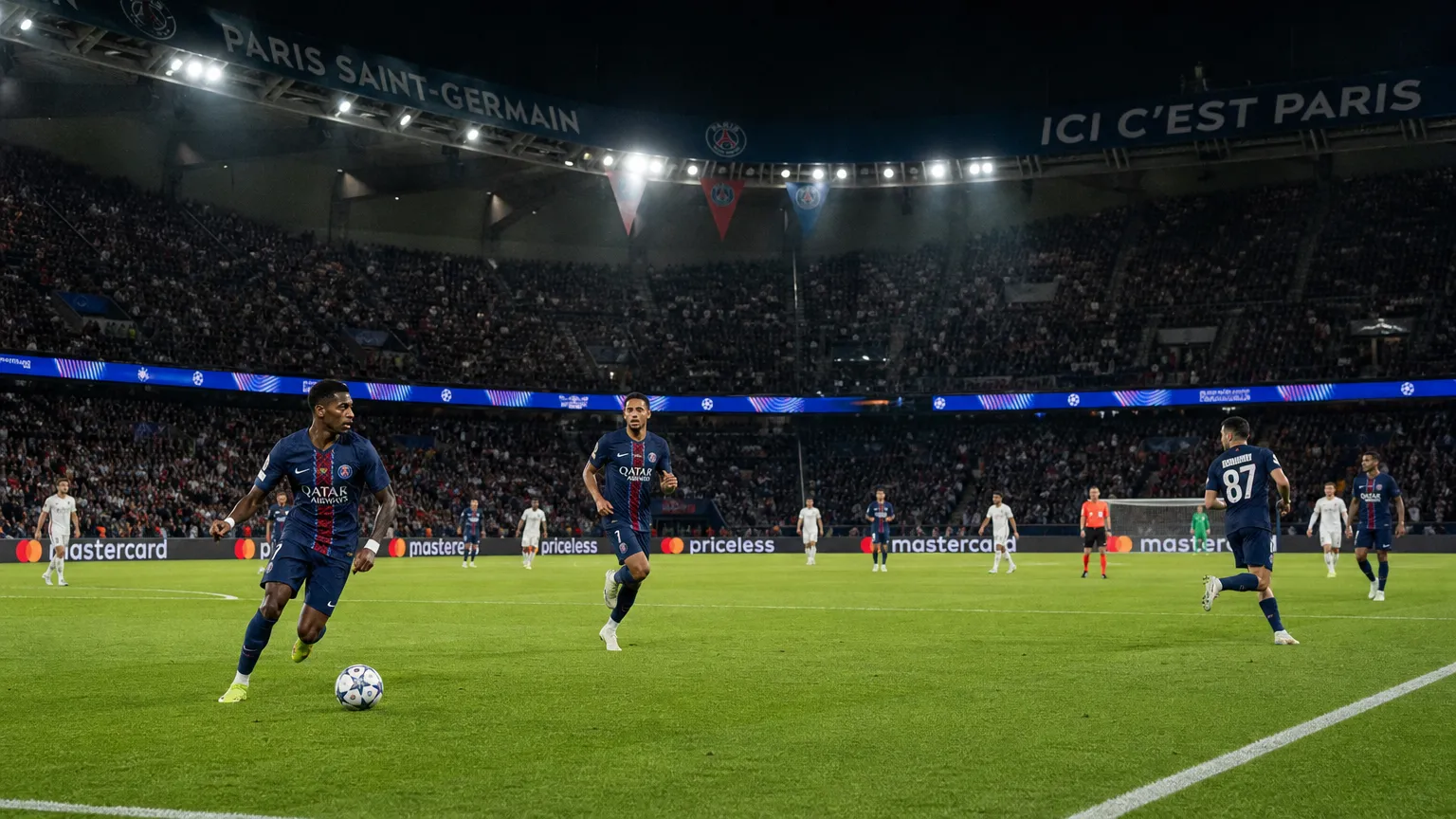 Breed wedstrijdbeeld van Paris Saint-Germain in actie in het Parc des Princes.