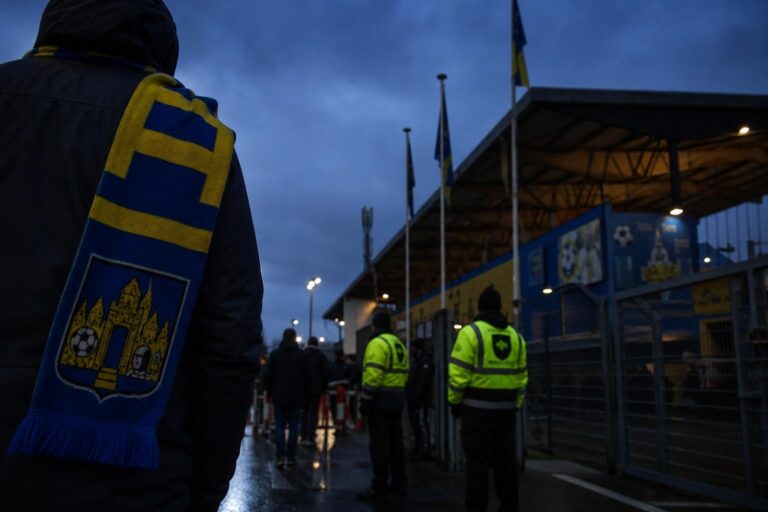 Transfercontext rond KVC Westerlo met stadionomgeving en gespannen sfeer