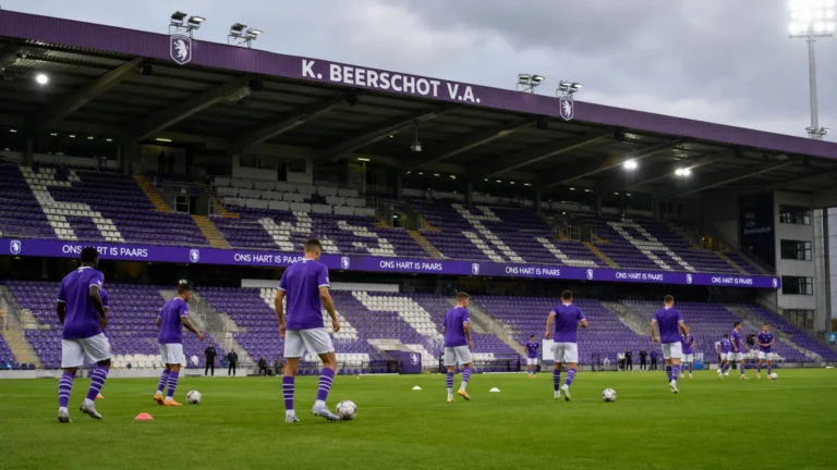 Niet-herkenbare Beerschot-spelers warmen op in het Olympisch Stadion.