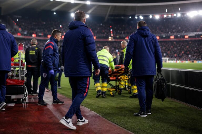 Gespannen WK-sfeer aan de rand van het veld na een blessuremoment bij Engeland