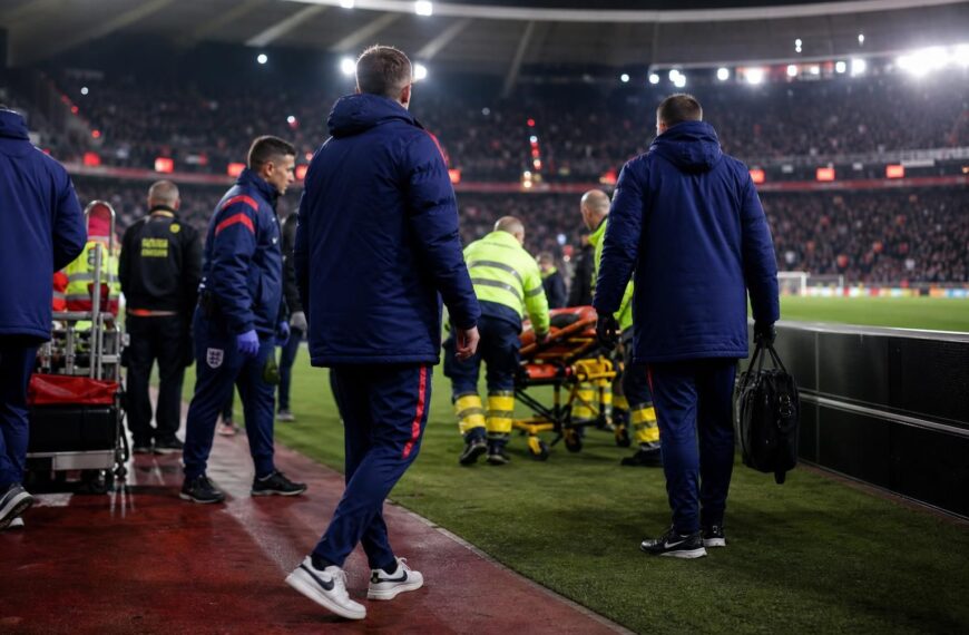 Gespannen WK-sfeer aan de rand van het veld na een blessuremoment bij Engeland