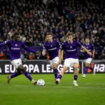 Breed wedstrijdbeeld van niet-herkenbare Anderlecht-spelers tijdens een Europese match.