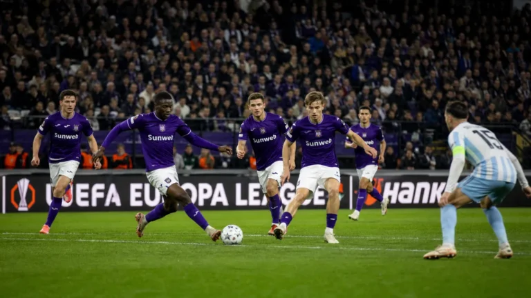 Breed wedstrijdbeeld van niet-herkenbare Anderlecht-spelers tijdens een Europese match.