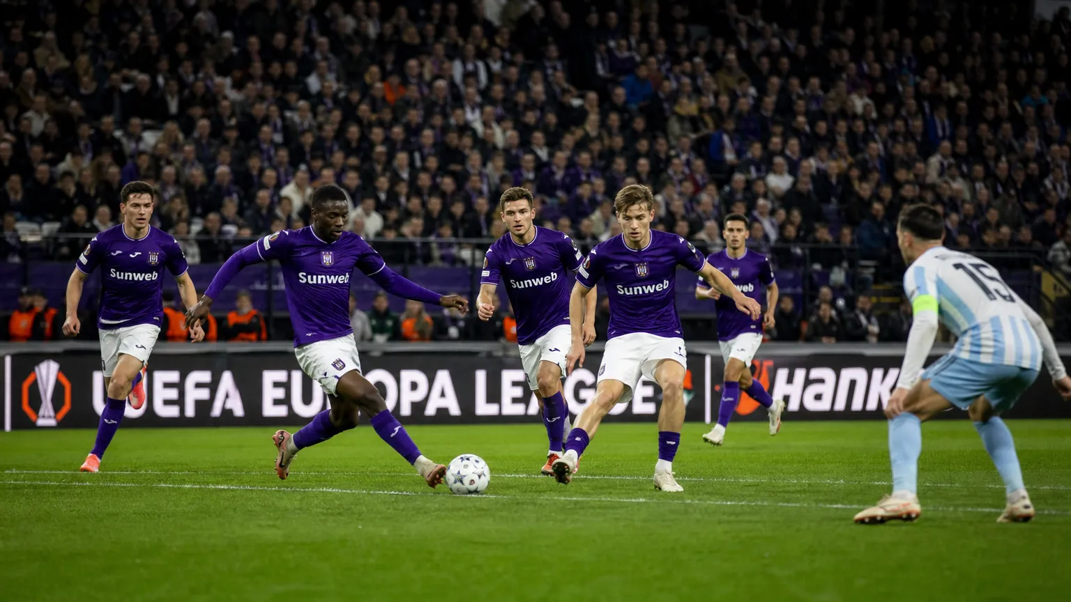 Breed wedstrijdbeeld van niet-herkenbare Anderlecht-spelers tijdens een Europese match.