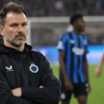 Ivan Leko staat geconcentreerd langs de zijlijn bij Club Brugge.