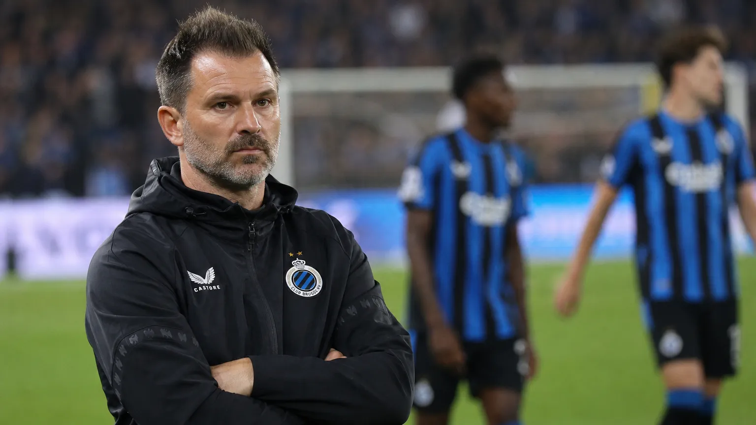Ivan Leko staat geconcentreerd langs de zijlijn bij Club Brugge.