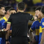 Gespannen wedstrijdmoment met scheidsrechter tijdens een Zuid-Amerikaanse clubmatch van Boca Juniors