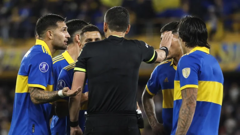 Gespannen wedstrijdmoment met scheidsrechter tijdens een Zuid-Amerikaanse clubmatch van Boca Juniors
