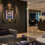 Medewerkers in de ontvangsthal van een clubgebouw van Anderlecht.