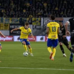Niet-identificeerbare STVV-spelers in geel-blauw tijdens een wedstrijd op Stayen.