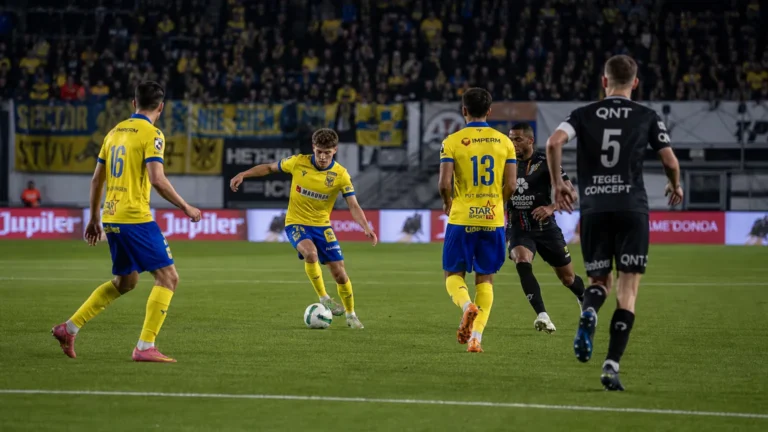 Niet-identificeerbare STVV-spelers in geel-blauw tijdens een wedstrijd op Stayen.