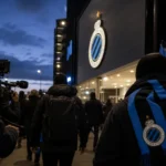 Transfercontext rond Club Brugge met blauw-zwarte stadionomgeving zonder herkenbare gezichten