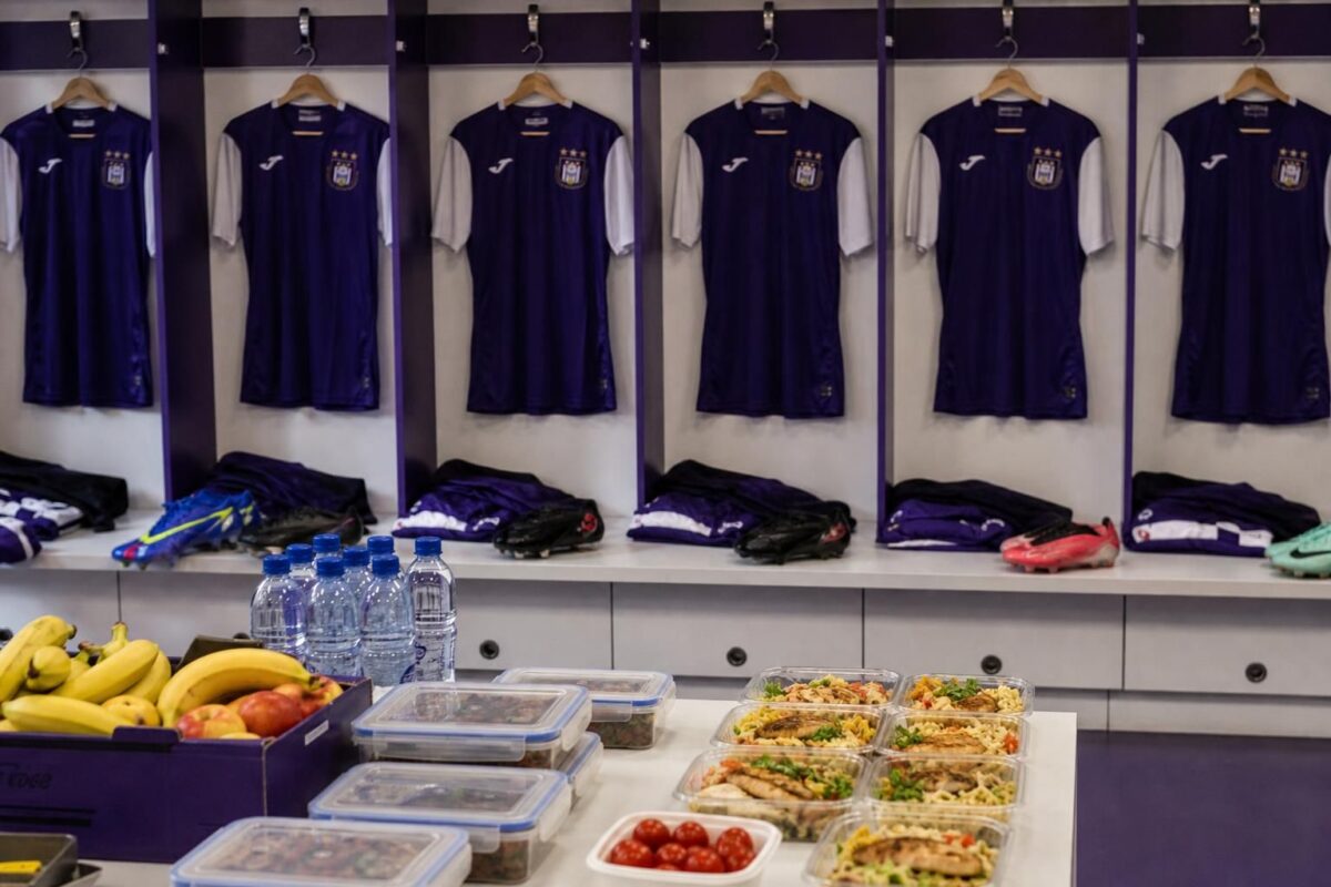 Jeugdshirt van RSC Anderlecht in een academiecontext met focus op voeding en professionalisering