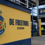 Medewerkers bij de ingang van de Freethiel met het logo van SK Beveren.