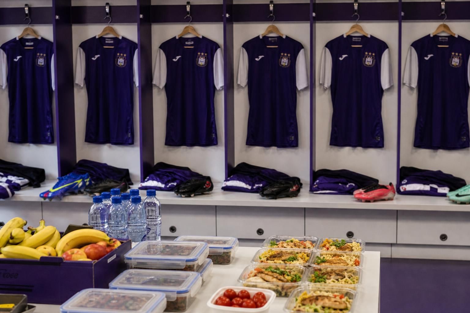 Jeugdshirt van RSC Anderlecht in een academiecontext met focus op voeding en professionalisering