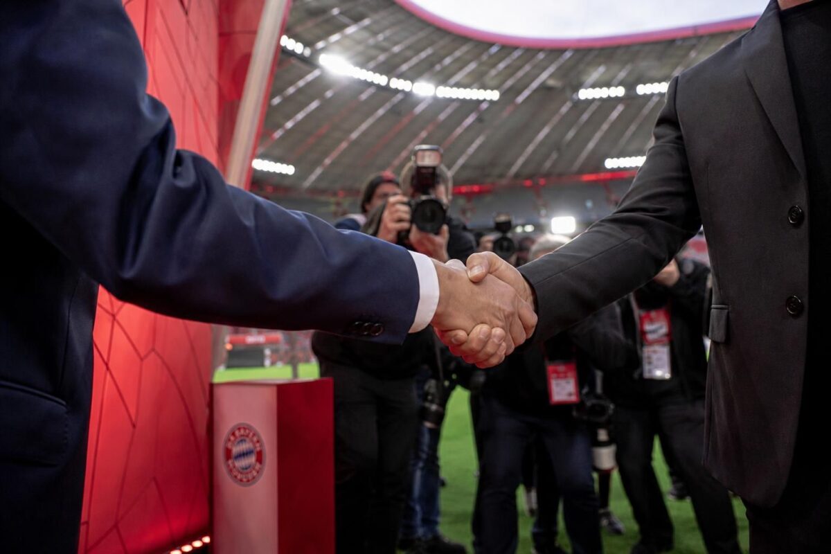 Transferbeeld rond de officiële komst van Ismael Saibari bij Bayern München