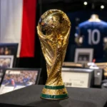 Replica van een wereldbeker in een veilingcontext zonder herkenbare personen