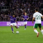 Breed wedstrijdbeeld van RSC Anderlecht in actie in een gevuld stadion.