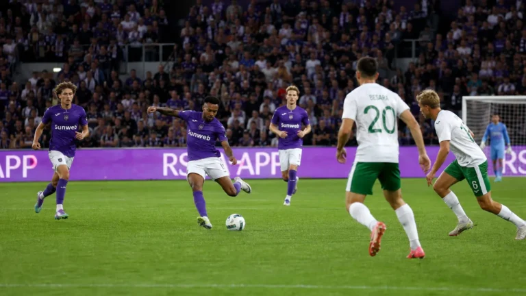 Breed wedstrijdbeeld van RSC Anderlecht in actie in een gevuld stadion.