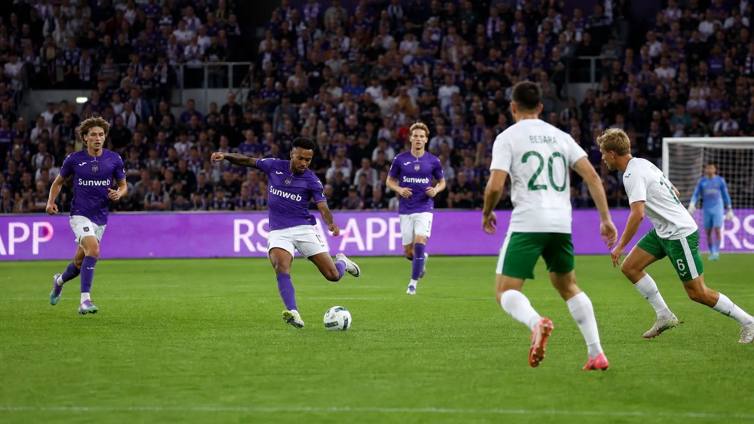 Breed wedstrijdbeeld van RSC Anderlecht in actie in een gevuld stadion.