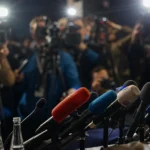 Gespannen perscontext rond een bestuurscrisis in het internationale voetbal