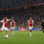 Ajax-spelers in het thuistenue tijdens een wedstrijd in Amsterdam.
