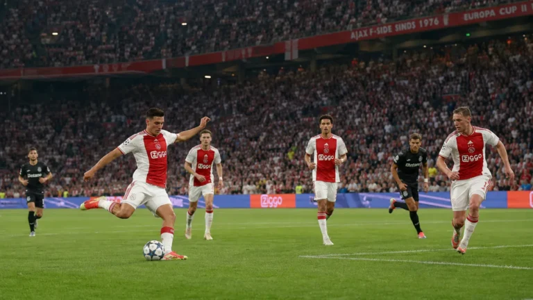 Ajax-spelers in het thuistenue tijdens een wedstrijd in Amsterdam.