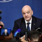 Gianni Infantino tijdens een gespannen FIFA-persmoment rond bestuurlijke vragen