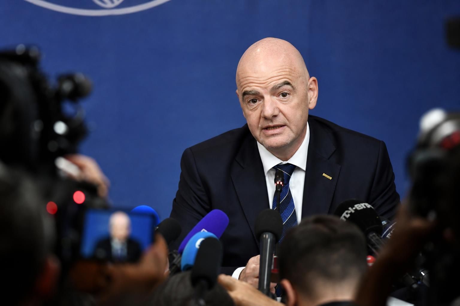 Gianni Infantino tijdens een gespannen FIFA-persmoment rond bestuurlijke vragen