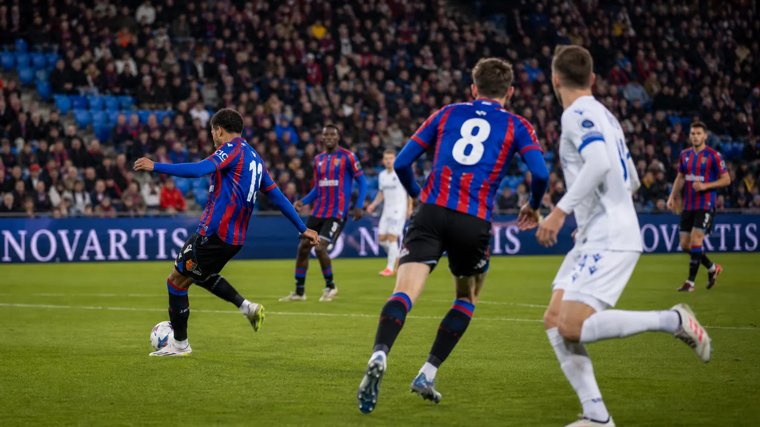 Niet-identificeerbare FC Basel-spelers tijdens een wedstrijd in hun thuisstadion.