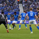 Niet-herkenbare KRC Genk-spelers in actie tijdens een wedstrijd.