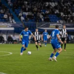 Niet-identificeerbare spelers van FK Železničar Pančevo tijdens een wedstrijd.