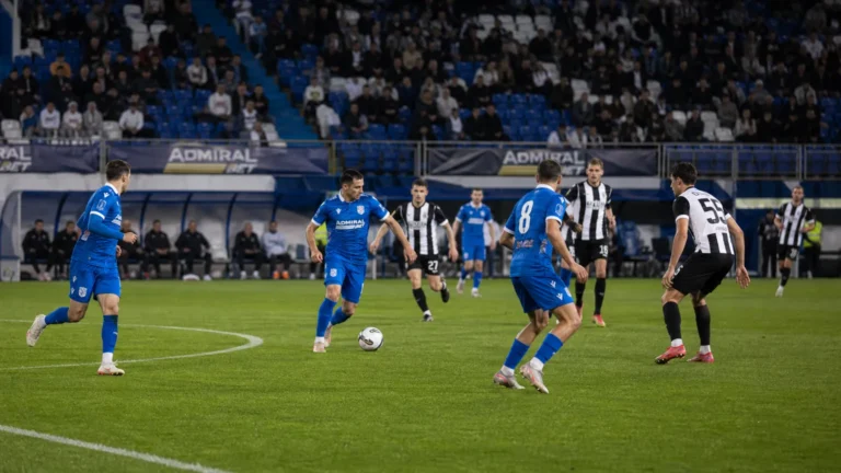 Niet-identificeerbare spelers van FK ŽelezniÄar PanÄevo tijdens een wedstrijd.