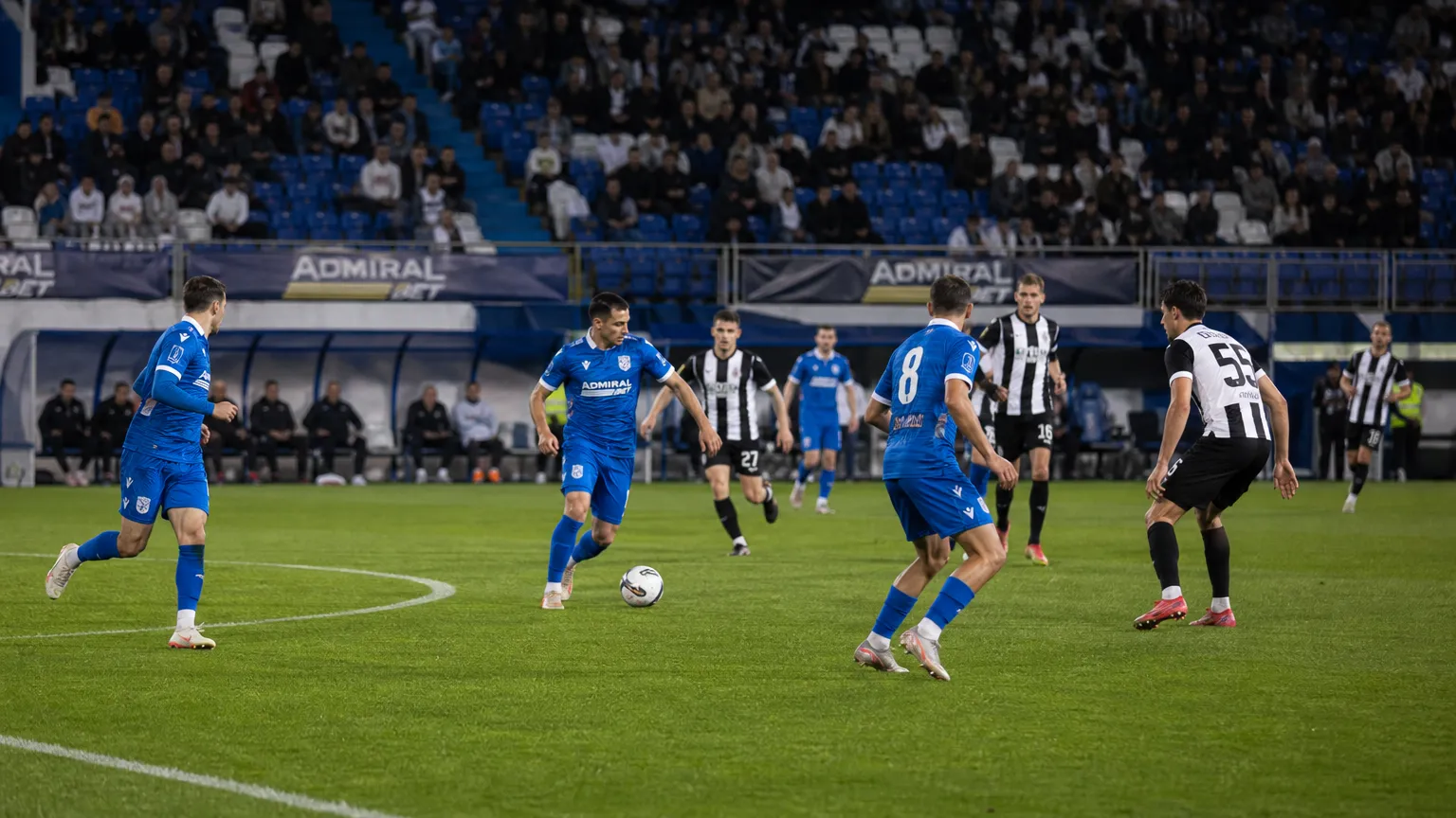 Niet-identificeerbare spelers van FK Železničar Pančevo tijdens een wedstrijd.