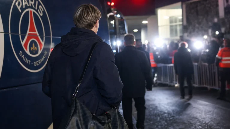 Transfercontext rond Mika Godts, met PSG-interesse en Ajax dat stevig onderhandelt.