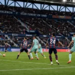 Breed wedstrijdbeeld in het stadion van Levante met niet-herkenbare spelers in actie.