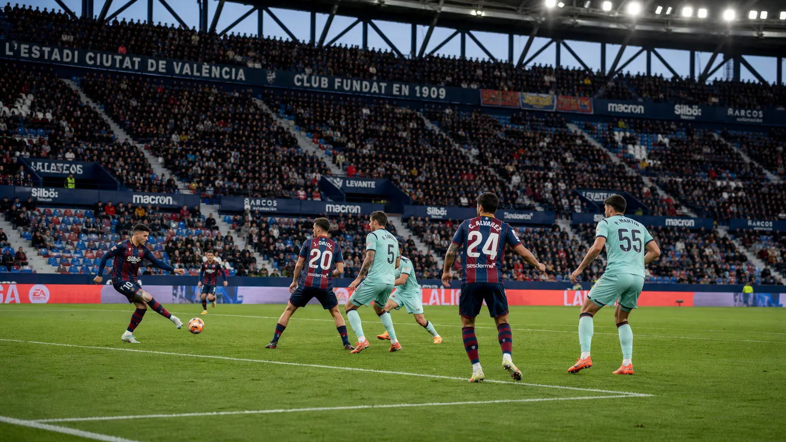Breed wedstrijdbeeld in het stadion van Levante met niet-herkenbare spelers in actie.