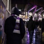 Transfercontext rond RSC Anderlecht met paars-witte sfeer aan een stadionomgeving.