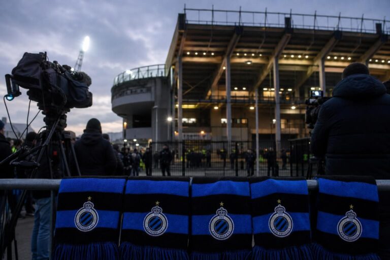 Transferdruk rond Club Brugge in een gespannen stadionomgeving zonder herkenbare gezichten
