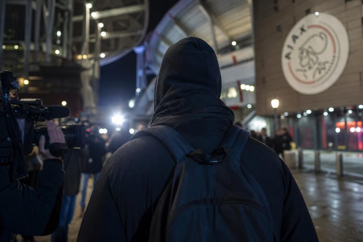 Een gespannen transfercontext bij een voetbalstadion na het Ajax-vertrek van Takehiro Tomiyasu