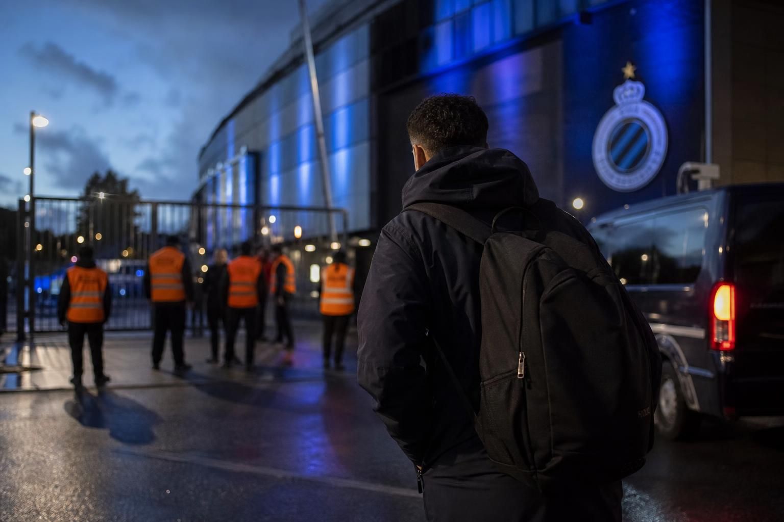 Transfercontext rond Club Brugge en Raphael Onyedika met stadionomgeving zonder herkenbare gezichten