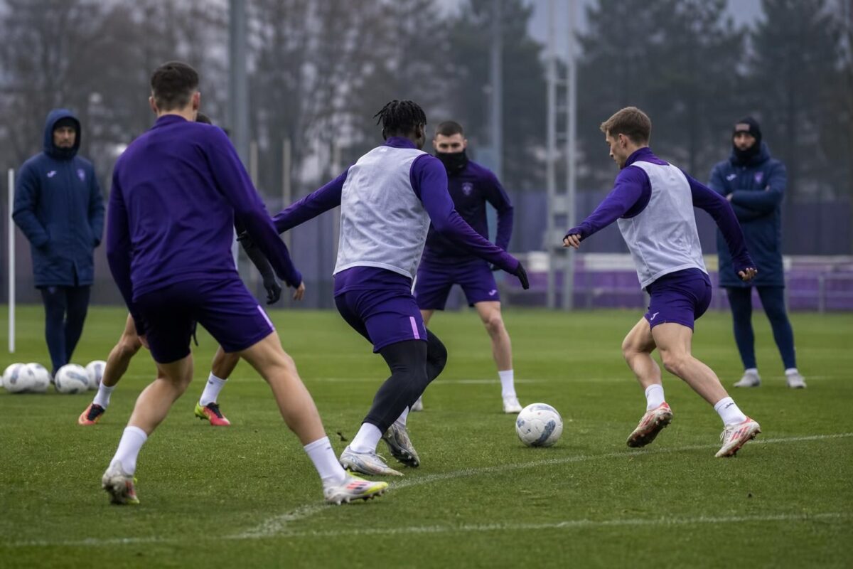 Anderlecht-sfeer op training rond een middenveld in opbouw