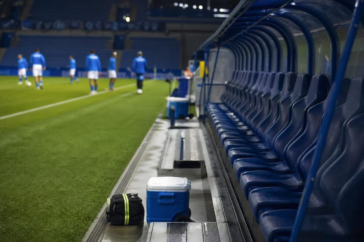 Een gespannen oefenwedstrijdsfeer rond de bank van KRC Genk.