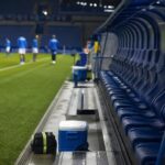 Een gespannen oefenwedstrijdsfeer rond de bank van KRC Genk.